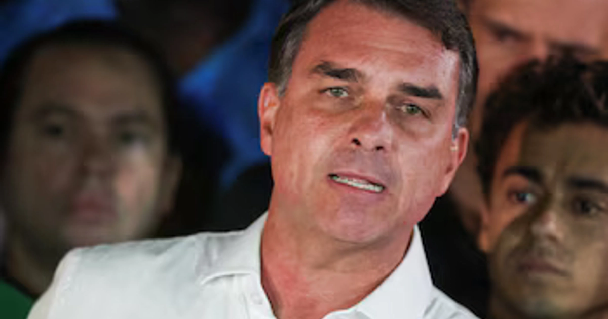 El ex candidato presidencial brasileño Flavio Bolsonaro, del Partido Liberal (PL), habla tras perder la segunda vuelta de las elecciones presidenciales, en Brasilia, Brasil, el 25 de octubre de 2026 (REUTERS/Adriano Machado)