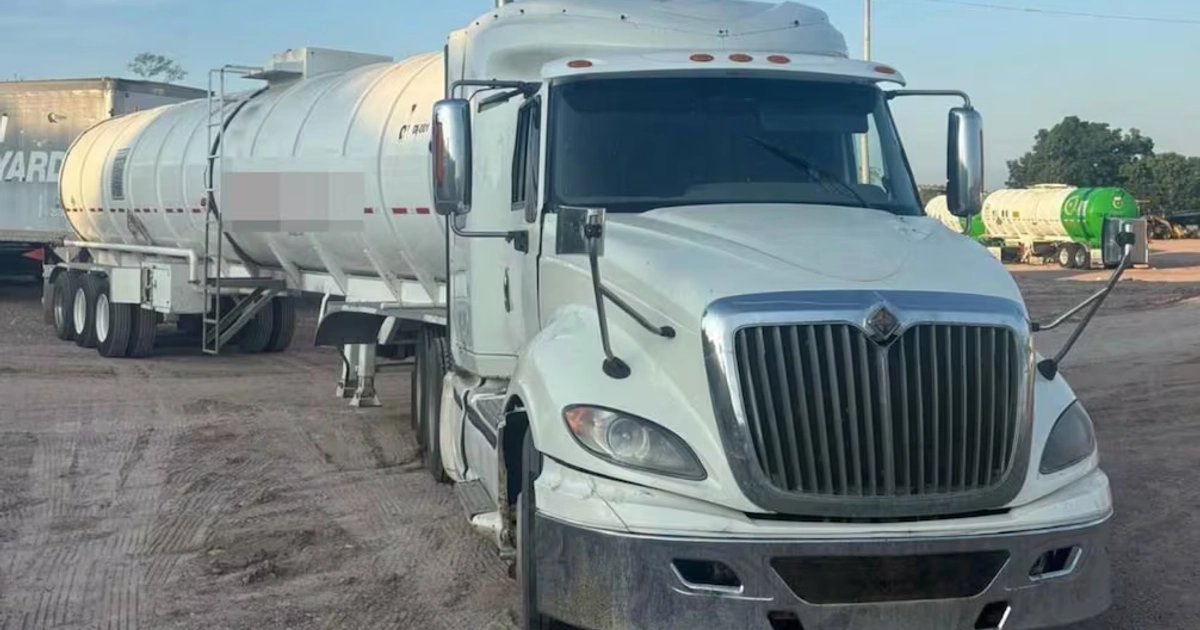 Fuerzas de seguridad aseguraron un tractocamión con autotanque con trece mil litros de combustible. 20/10/2026. | Foto:  Cortesía Seguridad Pública Sinaloa.