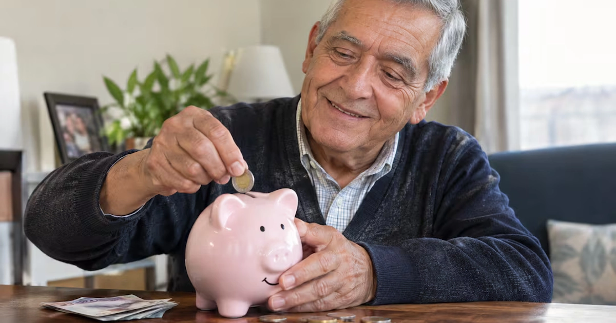 Alertan por el “pensionazo”, nuevo fraude que podría poner en riesgo a adultos mayores. Foto: Creada con IA