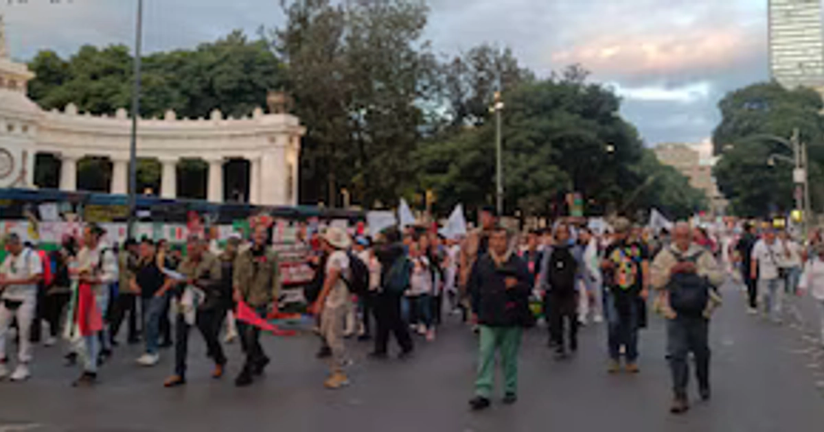 La marcha de los trabajadores del IMSS continúa avanzando sobre Avenida Juárez. Crédito: X/ @OVIALCDMX