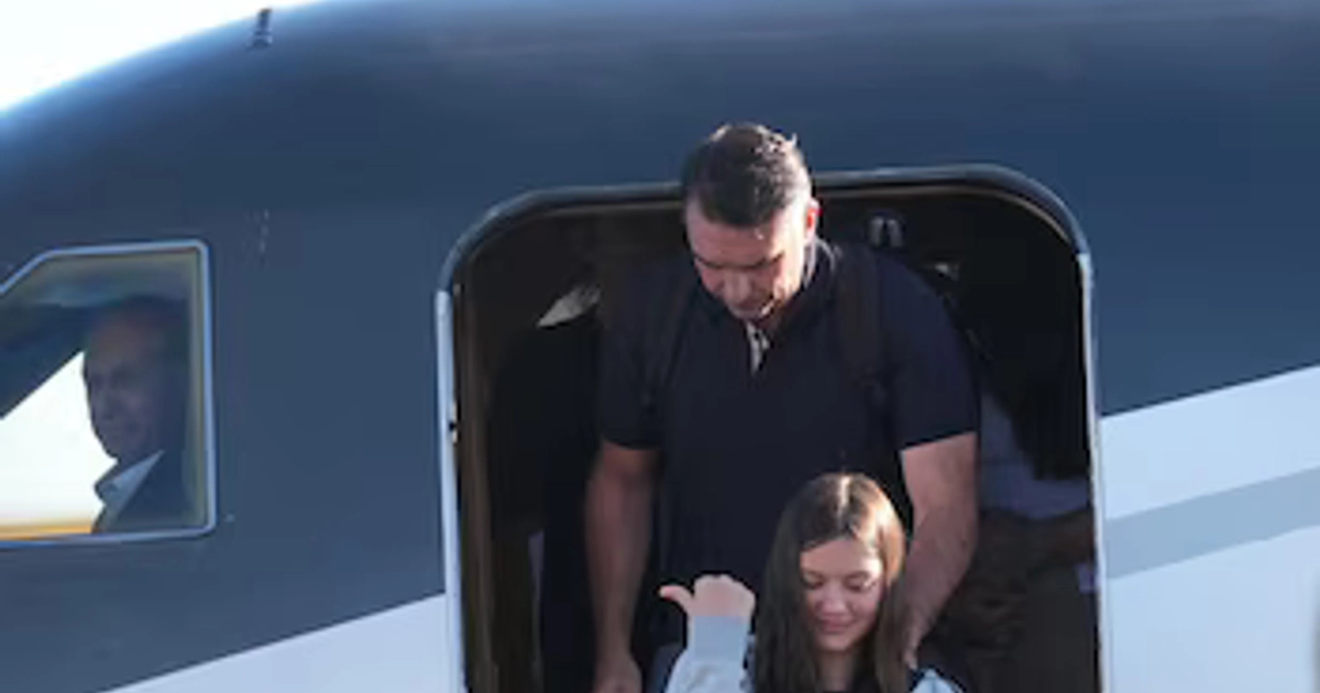 Flávio Bolsonaro llega al Aeropuerto Ejecutivo Miami-Opa Locka el miércoles 28 de octubre de 2026, en Opa-Locka, Florida. (AP Foto/Marta Lavandier)