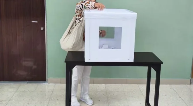 Sindicalizados del IMSS exigen conteo de votos de consulta salarial frente a ellos; piden transparencia en el proceso