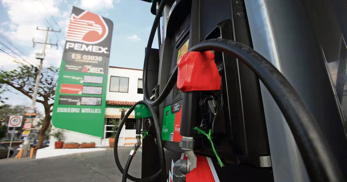 Asimismo, afirmaron que continúa vigente acuerdo voluntario para estabilización de precios de los combustibles, por lo que, la gasolina regular se mantiene por debajo de 24 pesos por litro y el diesel por debajo de 27 pesos por litro a nivel nacional y, en zonas fronterizas, por debajo de 25.39 pesos por litro. Foto: Archivo/ E UNIVERAL
