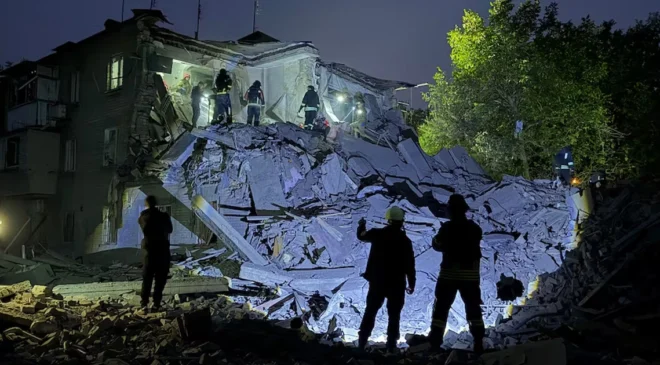 Ataques rusos matan a 15 personas en Ucrania; bombardeos ocurren tras acuerdo de Trump con Putin sobre diésel