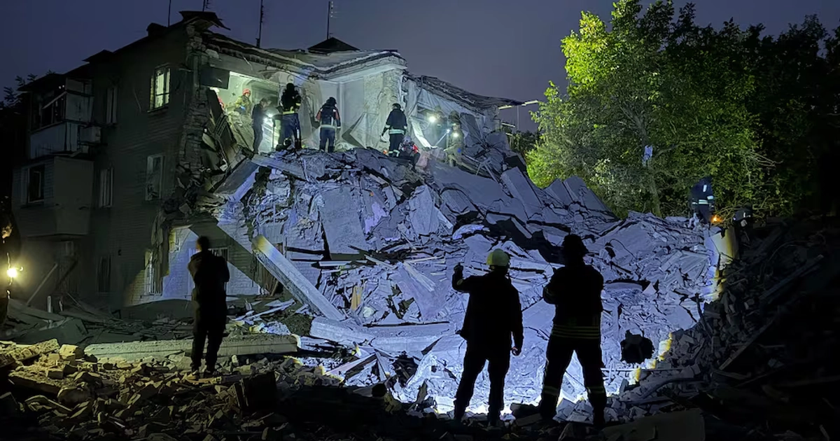 Equipos de rescate llevan a cabo operaciones de búsqueda y salvamento tras un ataque ruso que impactó un edificio residencial de cinco plantas y causó la muerte de siete personas, incluidos tres niños, en Zaporiyia. Foto: AFP