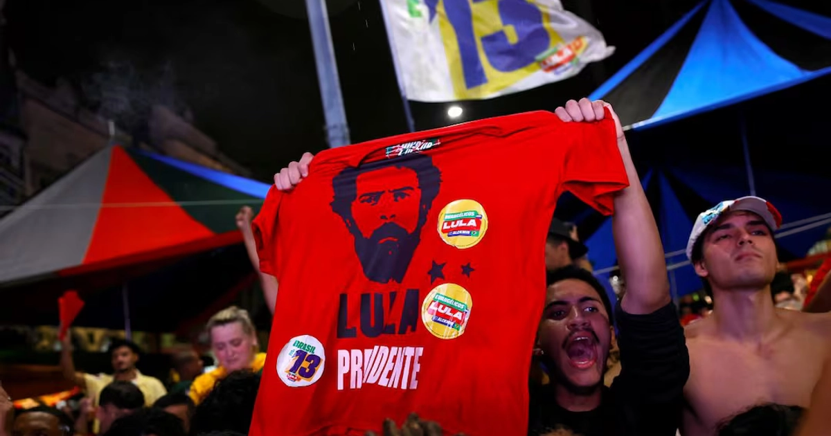 Simpatizantes del presidente de Brasil, Luiz Inácio Lula da Silva, celebran este domingo, en Río de Janeiro. (25/10/26) Foto: EFE