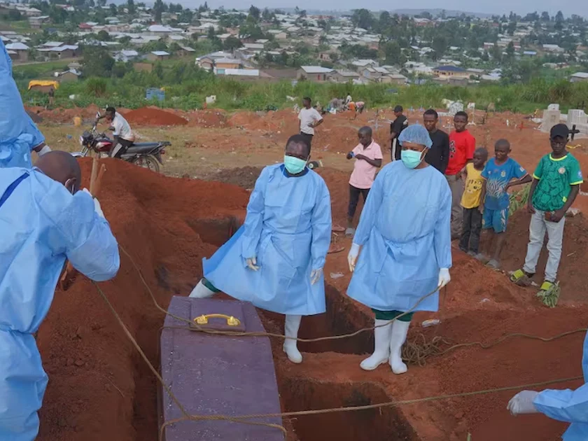 Personas con ropa protectora entierran a un niño de seis años que murió por ébola, en Bunia, en el este del Congo. FOTO: AP / DIEUDONNE DIROLE