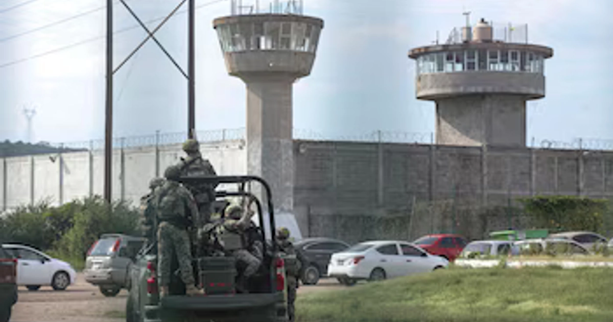 Fuerzas Armadas vigilan el Centro Penitenciario El Castillo, en Mazatlán, Sinaloa, tras riñas registradas el 8 y 9 de octubre. Estos enfrentamientos entre internos dejaron 12 personas muertas, entre ellos un menor de 2 años. (Crédito: Cuartoscuro)