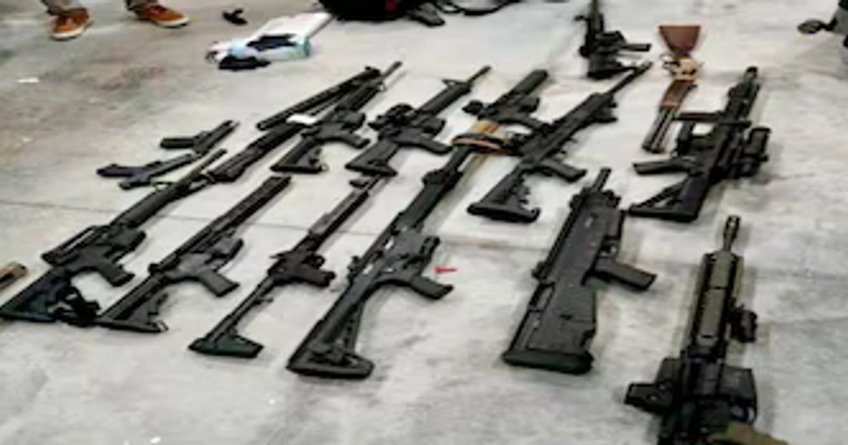 Los jóvenes revelaron ser traficantes de armas para cárteles. (Imagen ilustrativa) Crédito: @USAmbMex