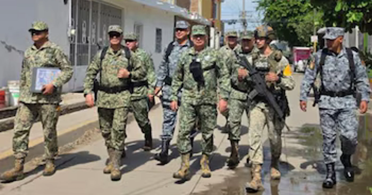 Ricardo Trevilla al centro de un despliegue por el puerto de Mazatlán. Crédito: Defensa
