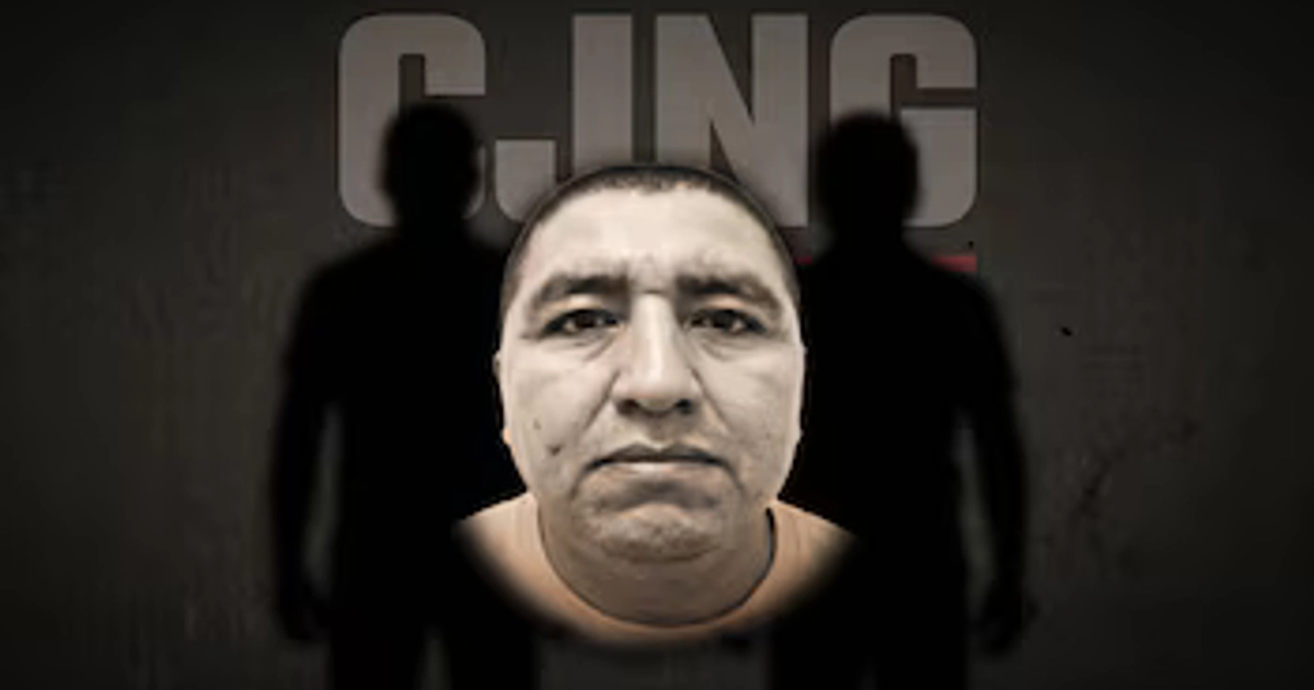 Retrato de Audias Flores Silva, un hombre de tez morena y cabello rapado, mirando al frente, sobre un fondo oscuro con el logo CJNG y dos siluetas borrosas detrás.