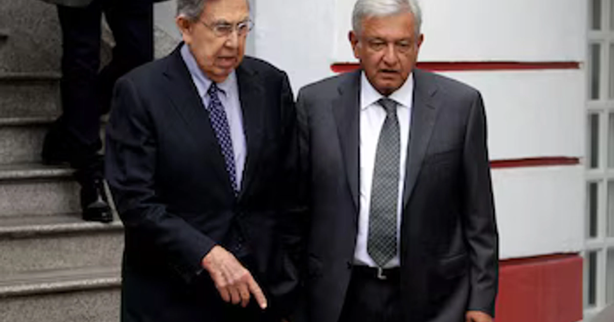 FOTO ARCHIVO: El entonces presidente electo de México, Andrés Manuel López Obrador (R), habla con el político mexicano Cuauhtémoc Cárdenas mientras sale de su sede de campaña en Ciudad de México, México. 3 de julio de 2018. REUTERS/Daniel Becerril/