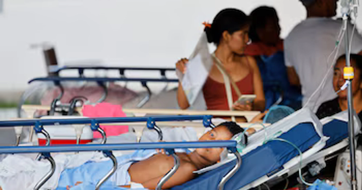 El temor entre los habitantes por las constantes réplicas los obliga a estar casi al aire libre mientras reciben su atención médica. (Infobae Centroamérica/ EFE/ Bienvenido Velasco)