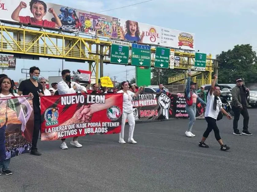 Marcha nacional de trabajadores del IMSS; exigen destitución de líder sindical y aumento salarial del 10%, entre otras demandas. 30/10/2026.