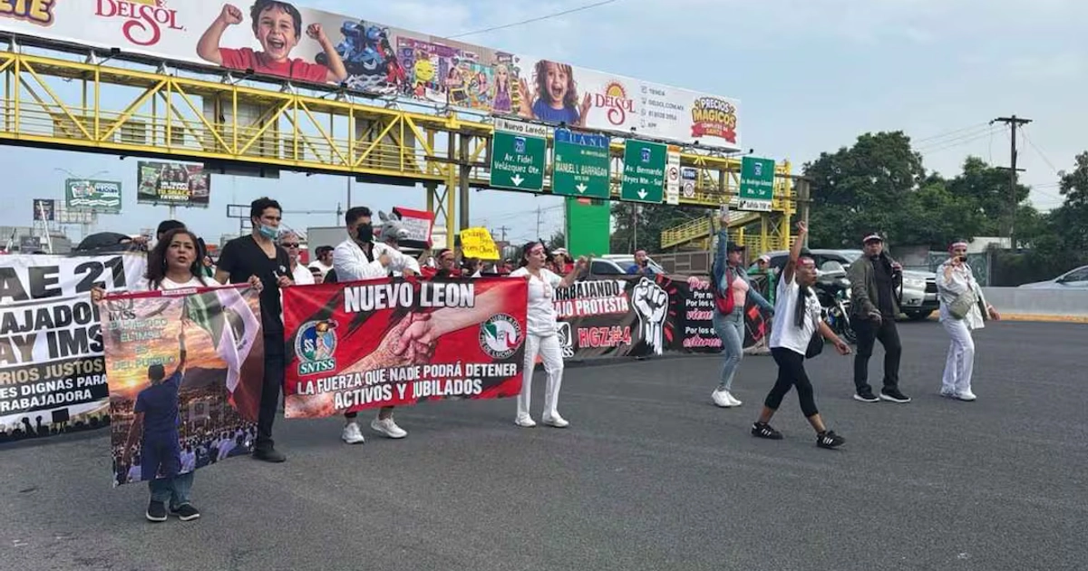 Marcha nacional de trabajadores del IMSS; exigen destitución de líder sindical y aumento salarial del 10%, entre otras demandas. 30/10/2026.