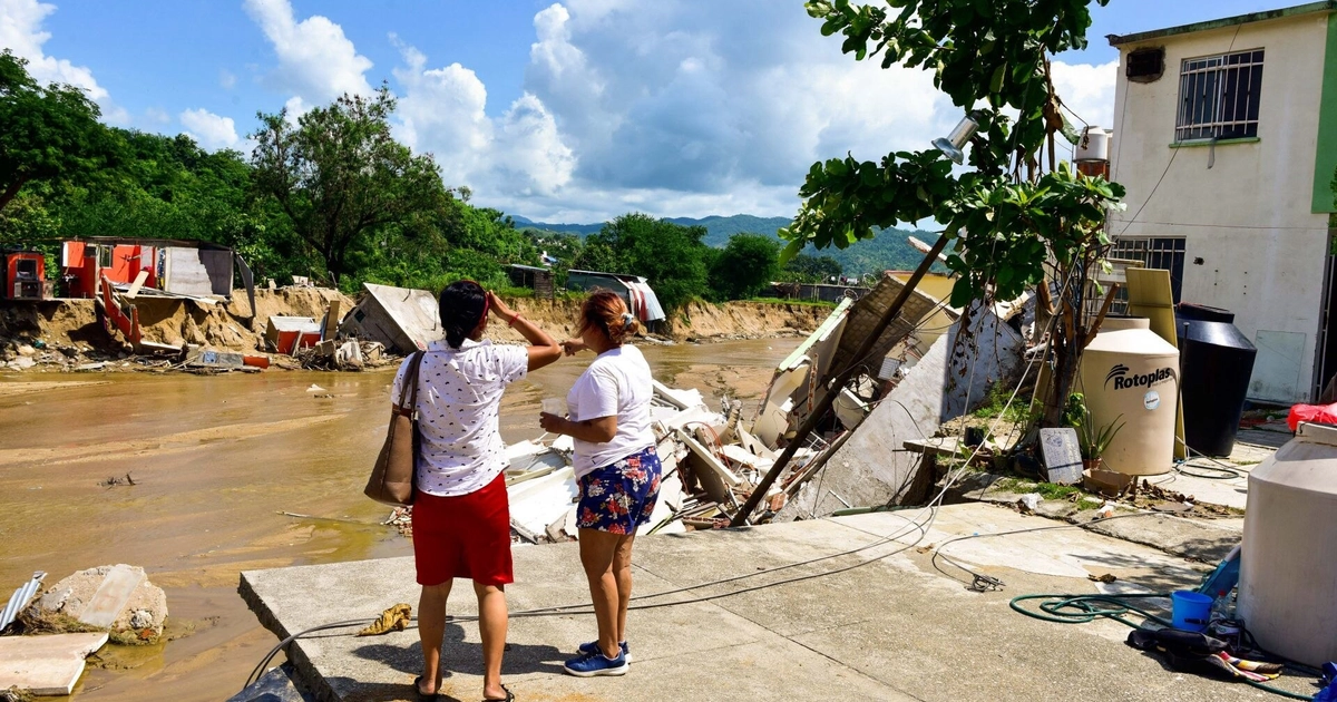 ACAPULCO, GUERRERO. 09OCTUBRE2024. -Alrededor de 15 casas de la Unidad Habitacional Casas Palenke colapsaron al desbordar un río con las intensas lluvias provocadas por el huracán John, los afectados piden apoyo al gobierno para pode recuperar el patrimonio que perdieron. FOTO: CARLOS CARBAJAL/CUARTOSCURO.COM