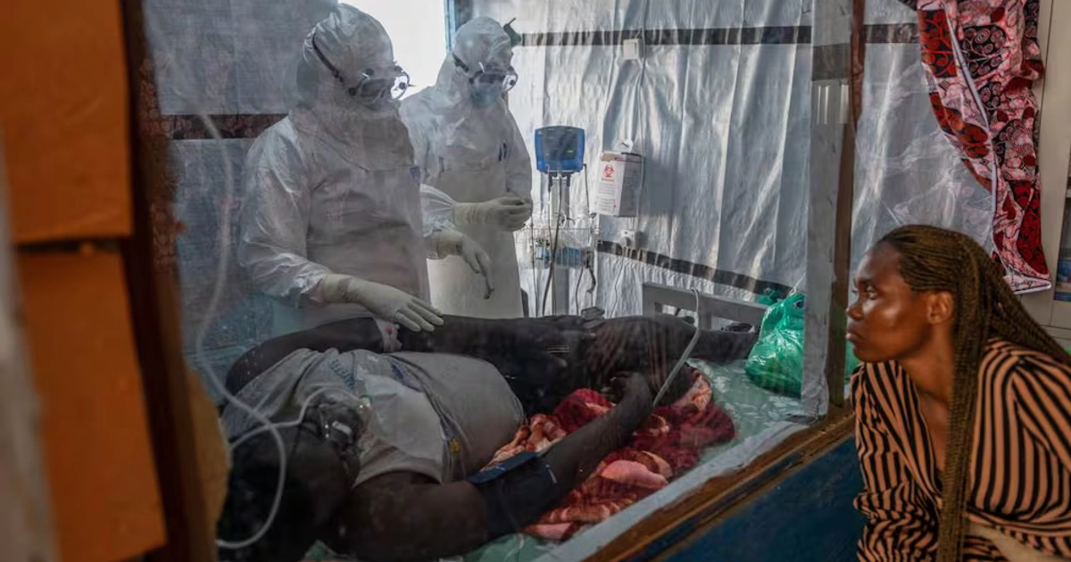 Trabajadores sanitarios atienden a un paciente con ébola en el Centro de Tratamiento Rwampara en Ituri, Congo, el 18 de junio de 2026. Foto: AP