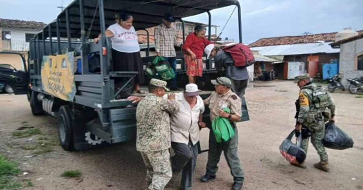 Dos mil 895 elementos de la Guardia Nacional (GN), del Ejército mexicano, y de la Fuerza Aérea mantienen activo el Plan DN-III-E en Colima, Jalisco y Nayarit por el Huracán Simón. Foto: Secretaría de la Defensa Nacional (Defensa).