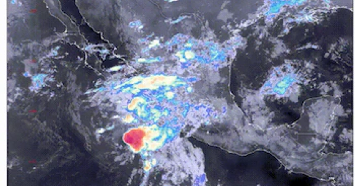 Mapa satelital de México con formaciones nubosas en tonos grises y zonas de precipitación señaladas en colores azul, amarillo y rojo