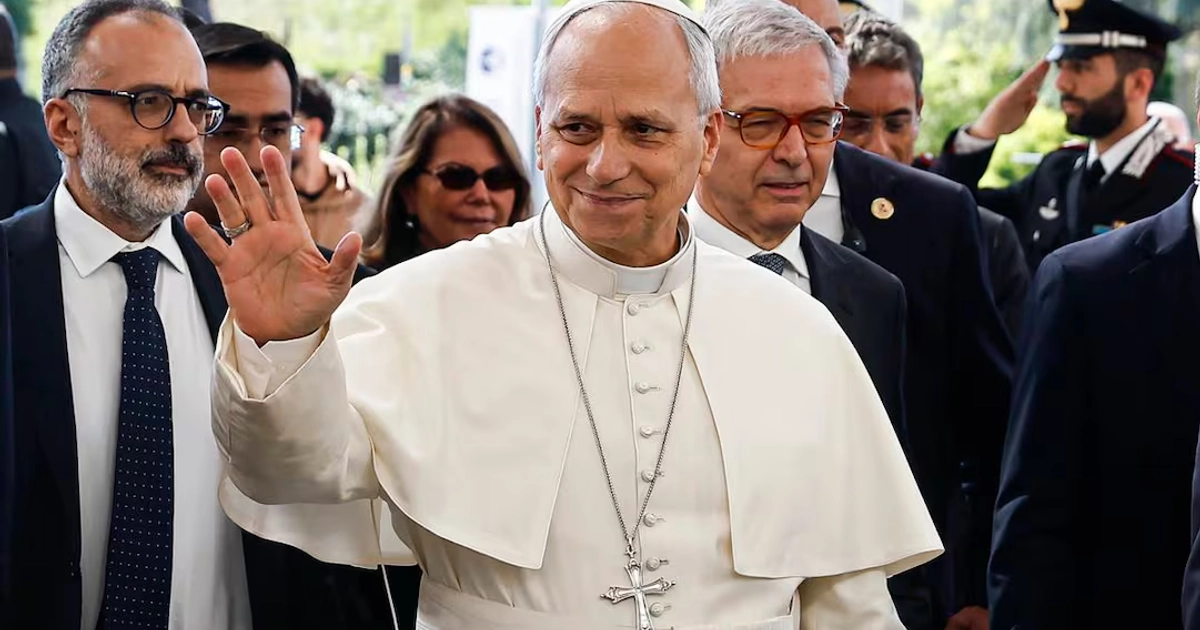 El Papa León XIV (centro) llega al Hospital Universitario Agostino Gemelli de Roma, Italia, el 13 de octubre de 2026. El centro médico se prepara para recibir al Papa León XIV para una cirugía pulmonar programada con el fin de extirpar un pequeño nódulo, según la Oficina de Prensa de la Santa Sede. Foto: EFE