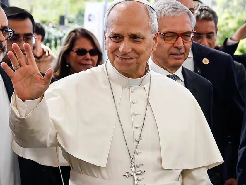 El Papa León XIV (centro) a su llegada al Hospital Universitario Agostino Gemelli de Roma, Italia, el 13 de octubre de 2026. Foto: EFE