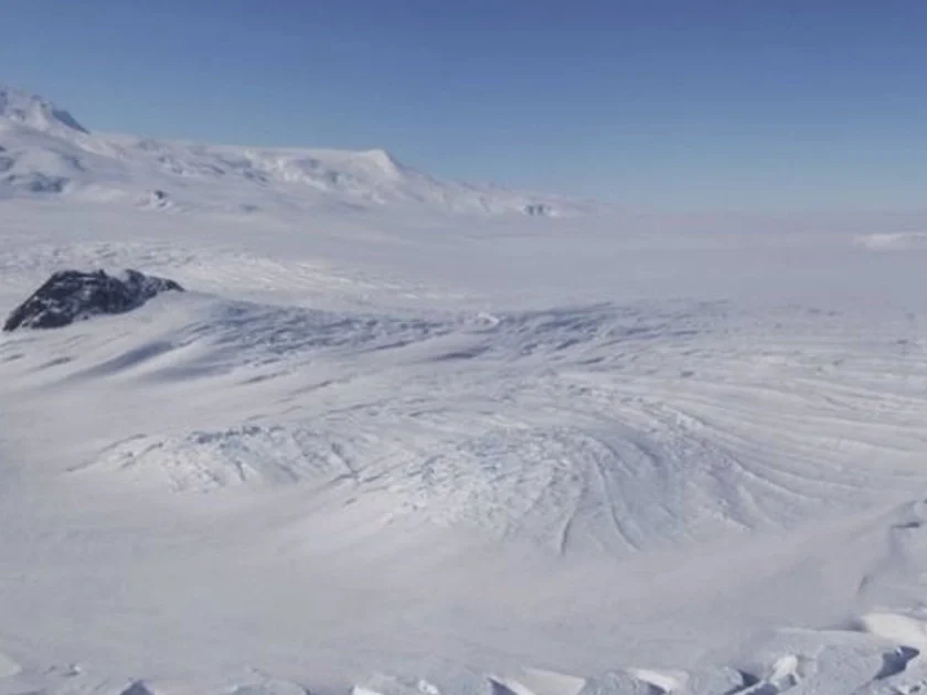 El ciclo anual del hielo en la Antártida alcanza su cobertura máxima al final del invierno en septiembre y llega a su mínimo en febrero