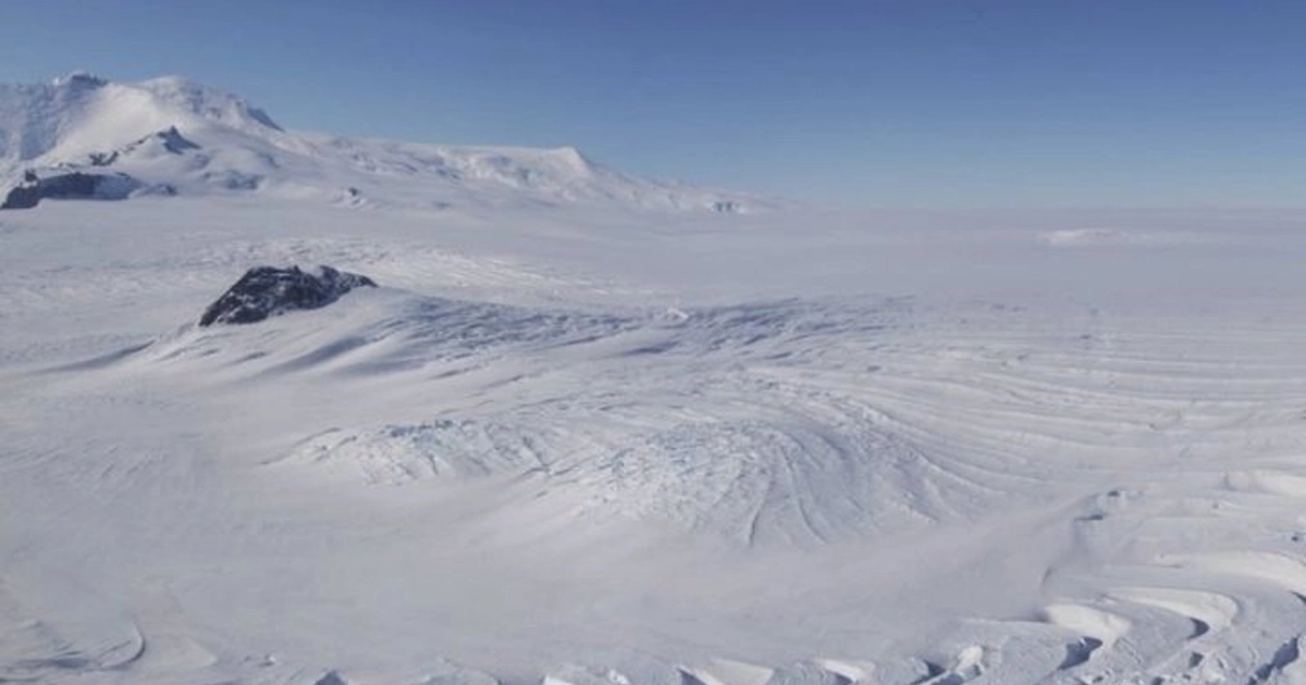 El ciclo anual del hielo en la Antártida alcanza su cobertura máxima al final del invierno en septiembre y llega a su mínimo en febrero