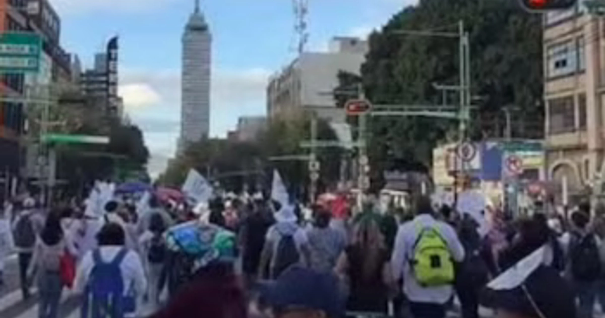 La marcha de los trabajadores del IMSS avanza sobre Eje Central rumbo al Zócalo capitalino. Crédito: X / @OVIALCDMX