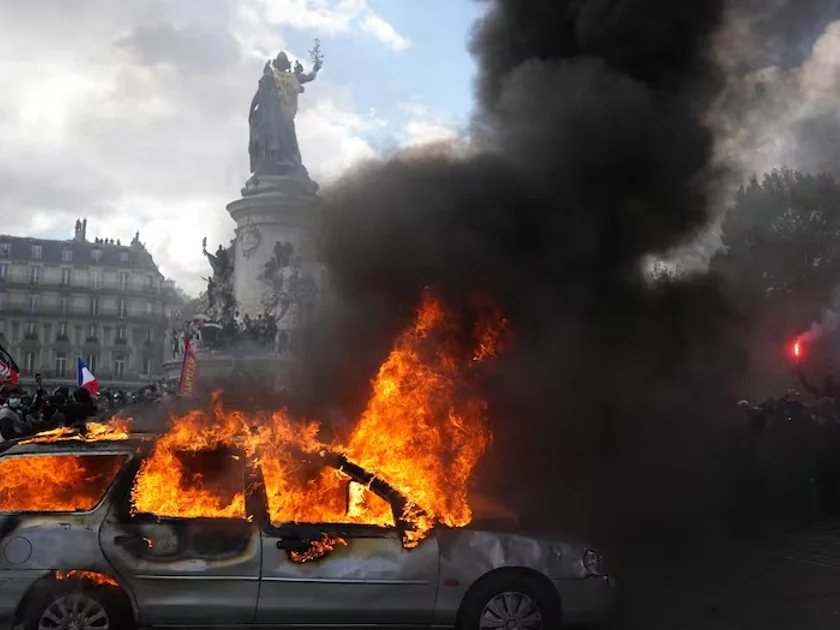 Un carro arde en la plaza de la República, durante las protestas del 17 de octubre en París. Foto: THIBAULT CAMUS. AP
