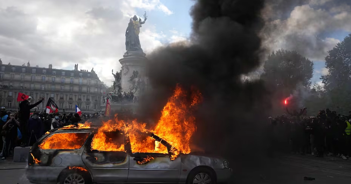 Un carro arde en la plaza de la República, durante las protestas del 17 de octubre en París. FOTO: THIBAULT CAMUS. AP
