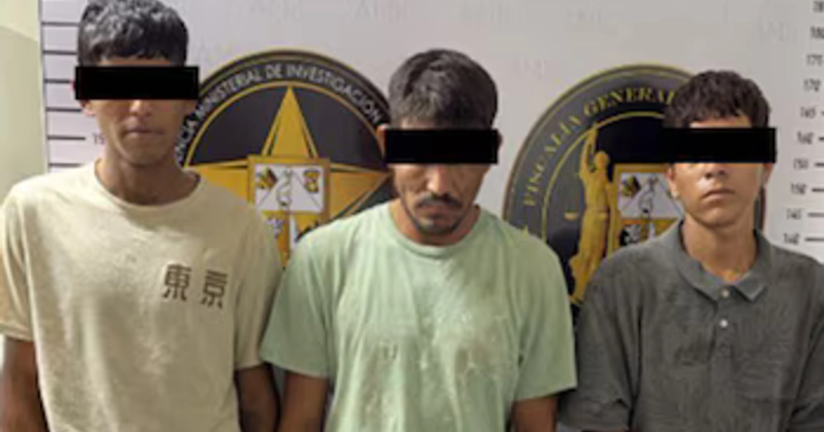Detenidos con un rifle AK47 y diversas dosis de presunta metanfetamina en Hermosillo. Crédito: FGJES
