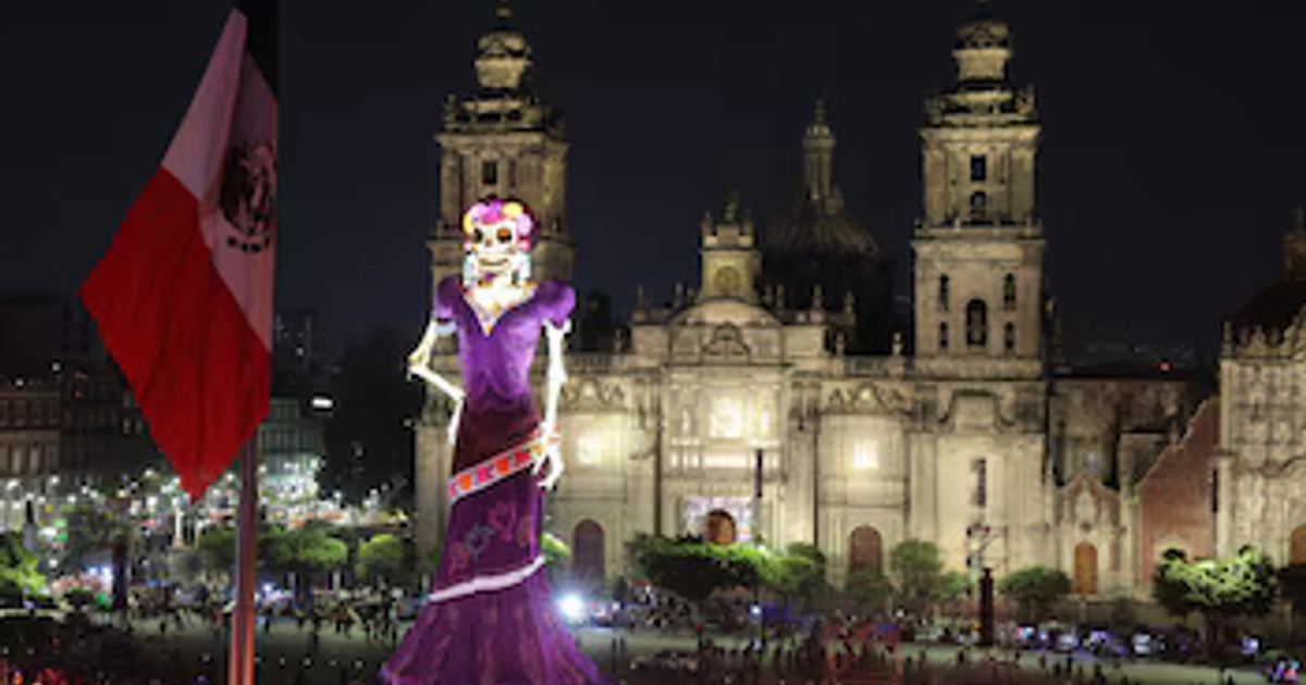 Una figura monumental de una catrina preside la ofrenda del Día de Muertos en el Zócalo, frente a la Catedral Metropolitana de la Ciudad de México. (Gobierno CDMX)