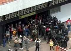 Marcha por el 2 de octubre: manifestantes y policías se enfrentan en el Metro Tlatelolco