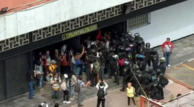 Marcha por el 2 de octubre: manifestantes y policías se enfrentan en el Metro Tlatelolco