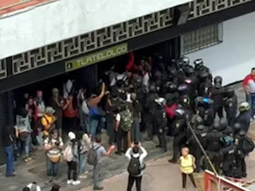 Manifestantes y policías de la CDMX se enfrascaron en una confrontación durante la marcha por el 2 de octubre en el Metro Tlatelolco.
