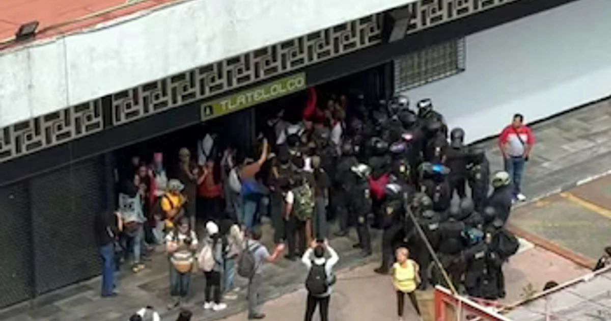Manifestantes y policías de la CDMX se enfrascaron en una confrontación durante la marcha por el 2 de octubre en el Metro Tlatelolco.
