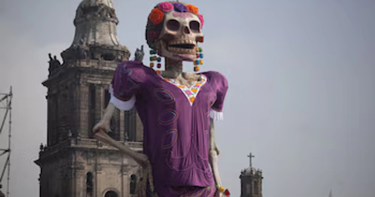 Una figura monumental de la Catrina de 32 metros de altura permanece en el Zócalo de la Ciudad de México antes de la apertura formal al público. (ANDREA MURCIA /CUARTOSCURO.COM)