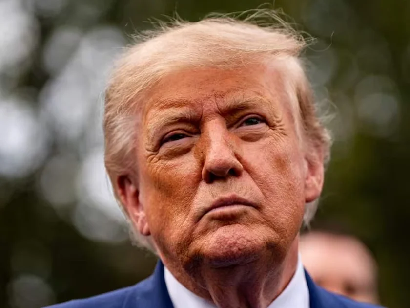 El presidente Donald Trump habla con periodistas frente al Ala Oeste de la Casa Blanca, el martes 29 de septiembre de 2026, en Washington. Foto: AP