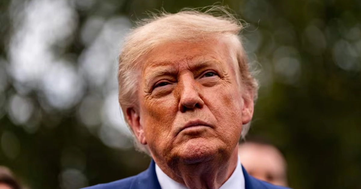 El presidente Donald Trump habla con periodistas frente al Ala Oeste de la Casa Blanca, el martes 29 de septiembre de 2026, en Washington. Foto: AP