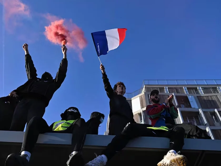 Un manifestante sostiene una bandera francesa durante las protestas de este sábado en París. FOTO: EFE