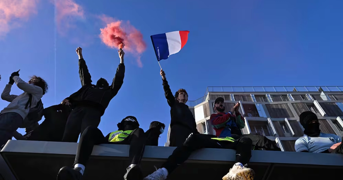 Un manifestante sostiene una bandera francesa durante las protestas de este sábado en París. FOTO: EFE