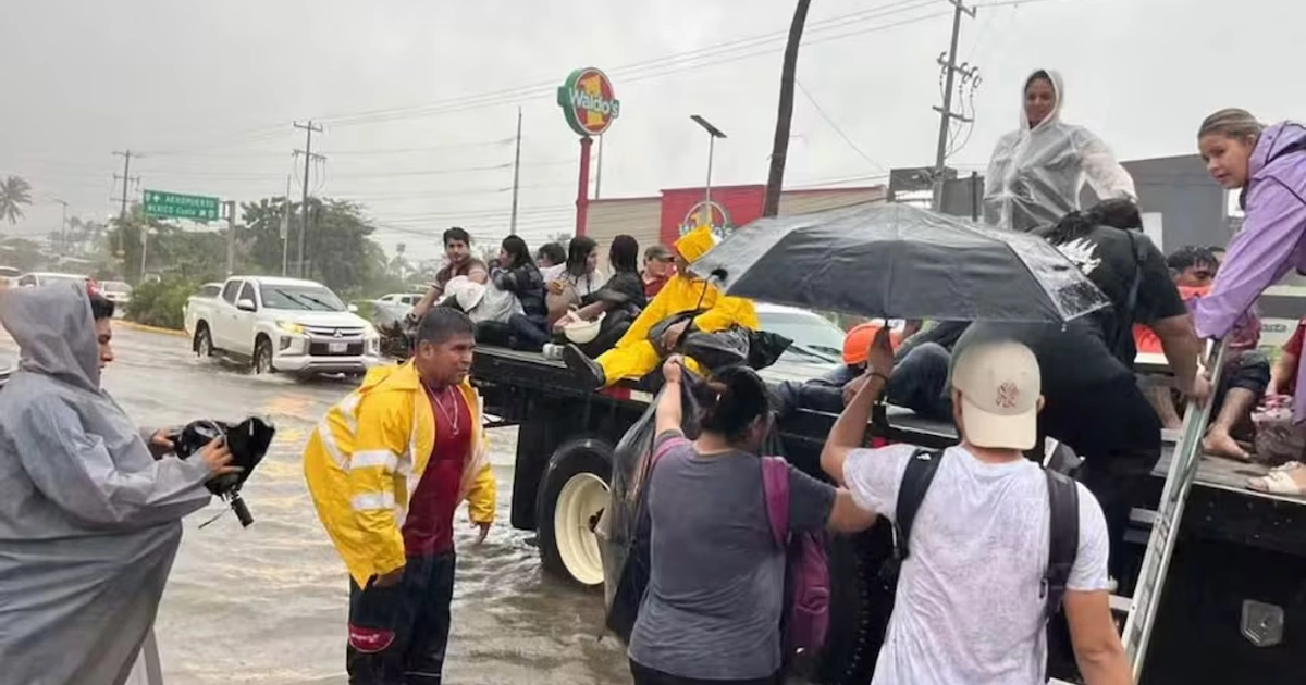 El jueves, las inundaciones dejaron atrapados a cientos de estudiantes y profesores. | Foto: Gobierno de Guerrero.