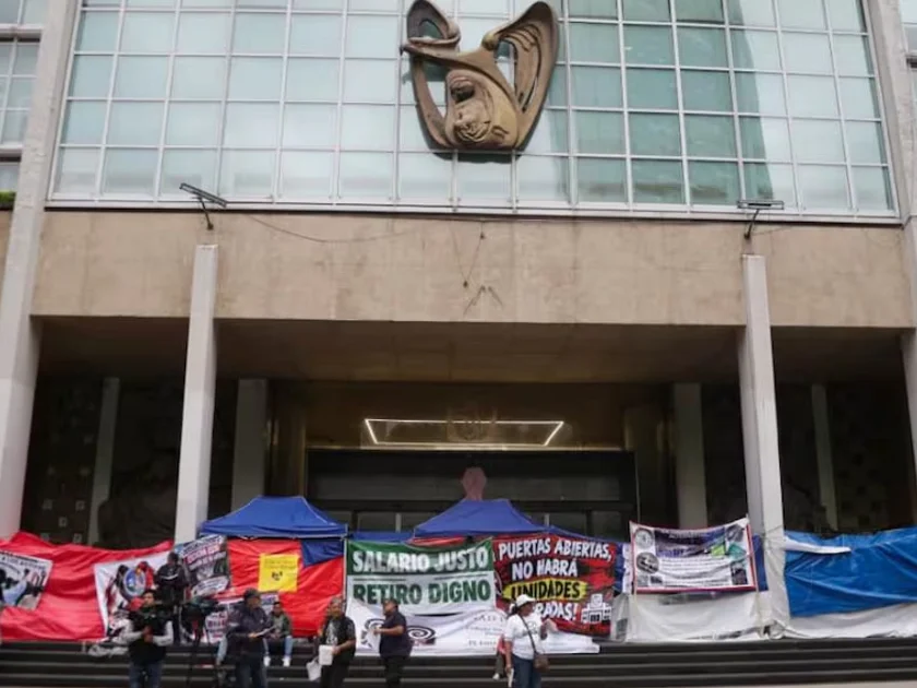 Trabajadores del Instituto Mexicano del Seguro Social (IMSS) bloquearon de forma intermitente Avenida Paseo de la Reforma, a la altura de las oficinas centrales de dicha dependencia, el 16 de octubre de 2026. Foto: Carlos Mejía / EL UNIVERSAL