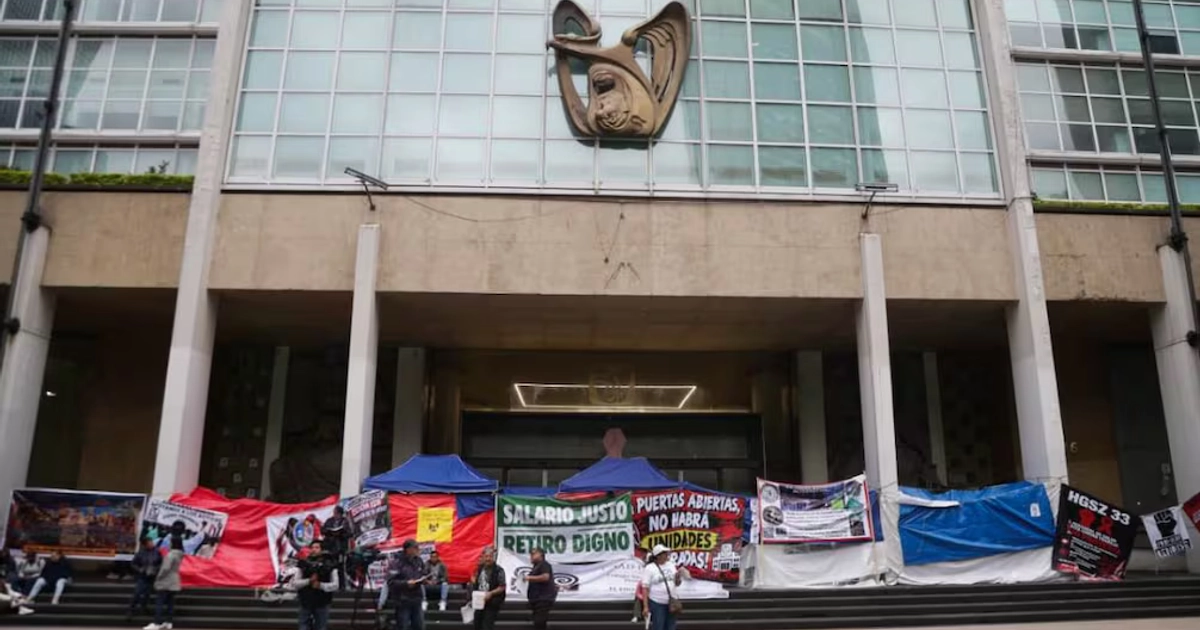 Trabajadores del Instituto Mexicano del Seguro Social (IMSS) bloquearon de forma intermitente Avenida Paseo de la Reforma, a la altura de las oficinas centrales de dicha dependencia, el 16 de octubre de 2026. Foto: Carlos Mejía / EL UNIVERSAL