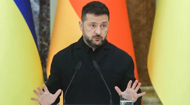 Zelensky responsabiliza a Rusia por ataque con drones a un carguero en el mar Negro; mueren 2 personas