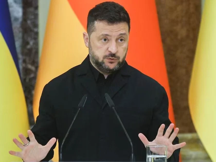 El presidente de Ucrania, Volodímir Zelensky, habla durante una rueda de prensa conjunta con el canciller de Alemania, Friedrich Merz (no aparece en la imagen), en el Palacio Mariinski de Kiev, Ucrania, el 4 de octubre de 2026. Friedrich Merz llegó a Kiev para reunirse con altos funcionarios ucranianos en medio de la actual invasión rusa. Foto: EFE