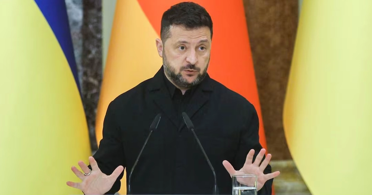 El presidente de Ucrania, Volodímir Zelensky, habla durante una rueda de prensa conjunta con el canciller de Alemania, Friedrich Merz (no aparece en la imagen), en el Palacio Mariinski de Kiev, Ucrania, el 4 de octubre de 2026. Friedrich Merz llegó a Kiev para reunirse con altos funcionarios ucranianos en medio de la actual invasión rusa. Foto: EFE