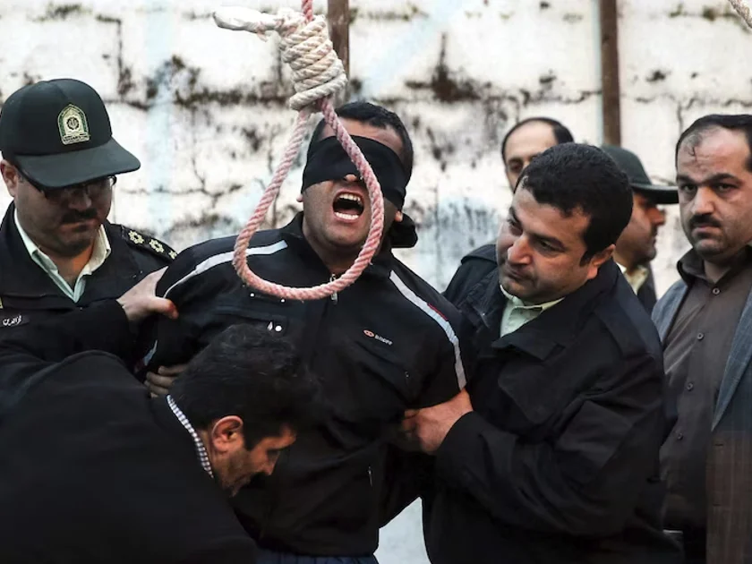 FOTO ARCHIVO. Balal (c), condenado a muerte por el asesinato de un hombre llamado Abdulá Hoseinzadeh en el año 2007, pidiendo a gritos clemencia durante su ejecución en la ciudad de Nowshahr, en el norte de Irán.