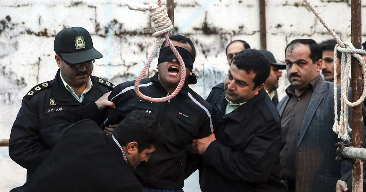 FOTO ARCHIVO. Balal (c), condenado a muerte por el asesinato de un hombre llamado Abdulá Hoseinzadeh en el año 2007, pidiendo a gritos clemencia durante su ejecución en la ciudad de Nowshahr, en el norte de Irán.