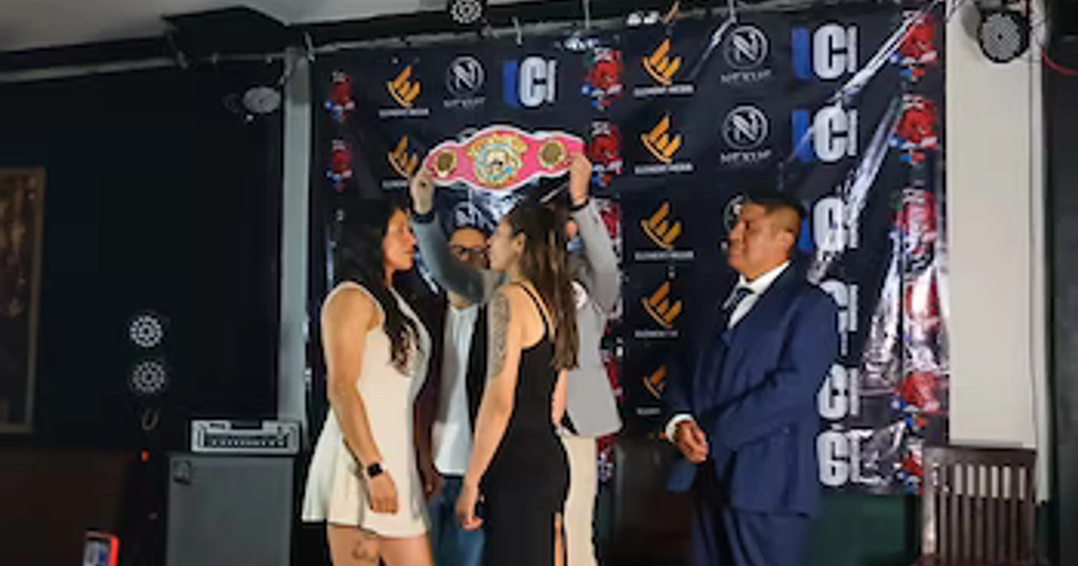 Las boxeadoras Erika Cruz e Isis Vargas realizan el frente a frente previo a su pelea por el Campeonato Latino de peso supergallo de la WBO. (César Márquez/ Infobae México)